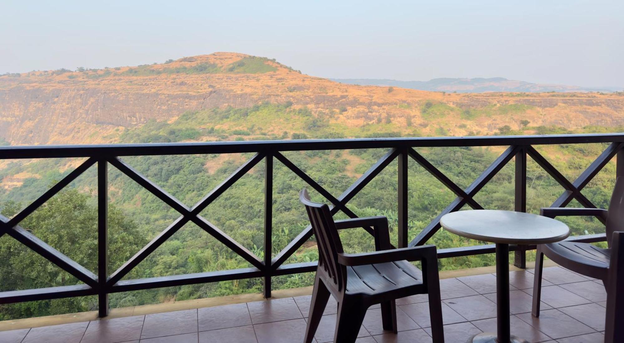 Upper Deck Resort - Stay And Relax At The Highest Peak لونافالا المظهر الخارجي الصورة