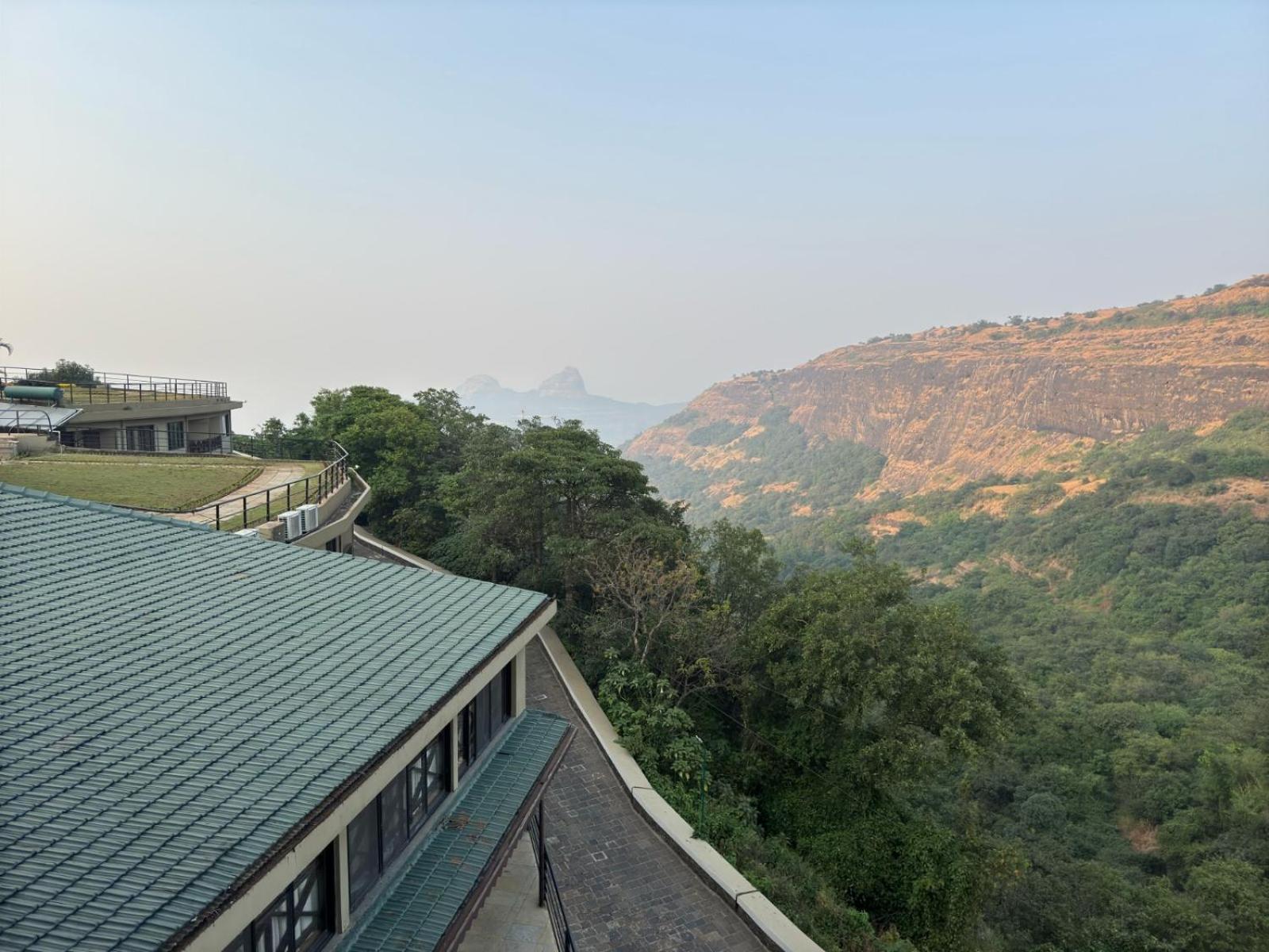 Upper Deck Resort - Stay And Relax At The Highest Peak لونافالا المظهر الخارجي الصورة